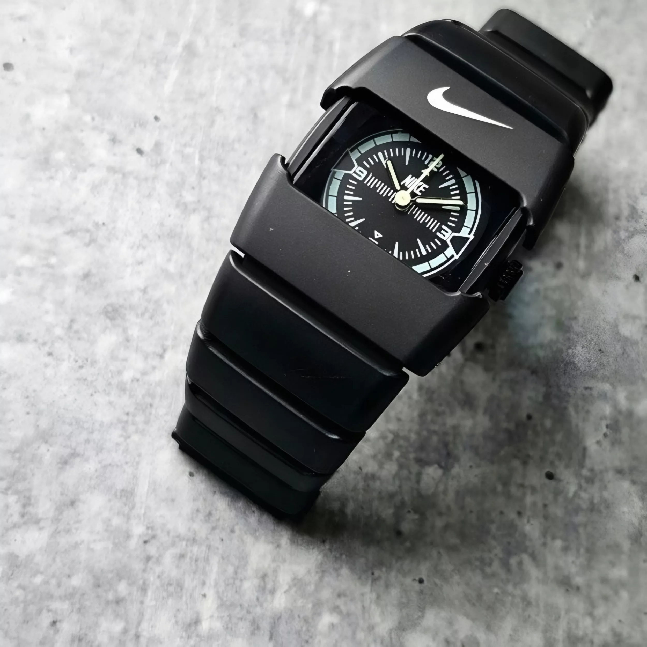 ساعت مچی عقربه‌ای کوارتز مردانه مدل اسپرت بند کربنی سبک قفل مخفی کد ۳