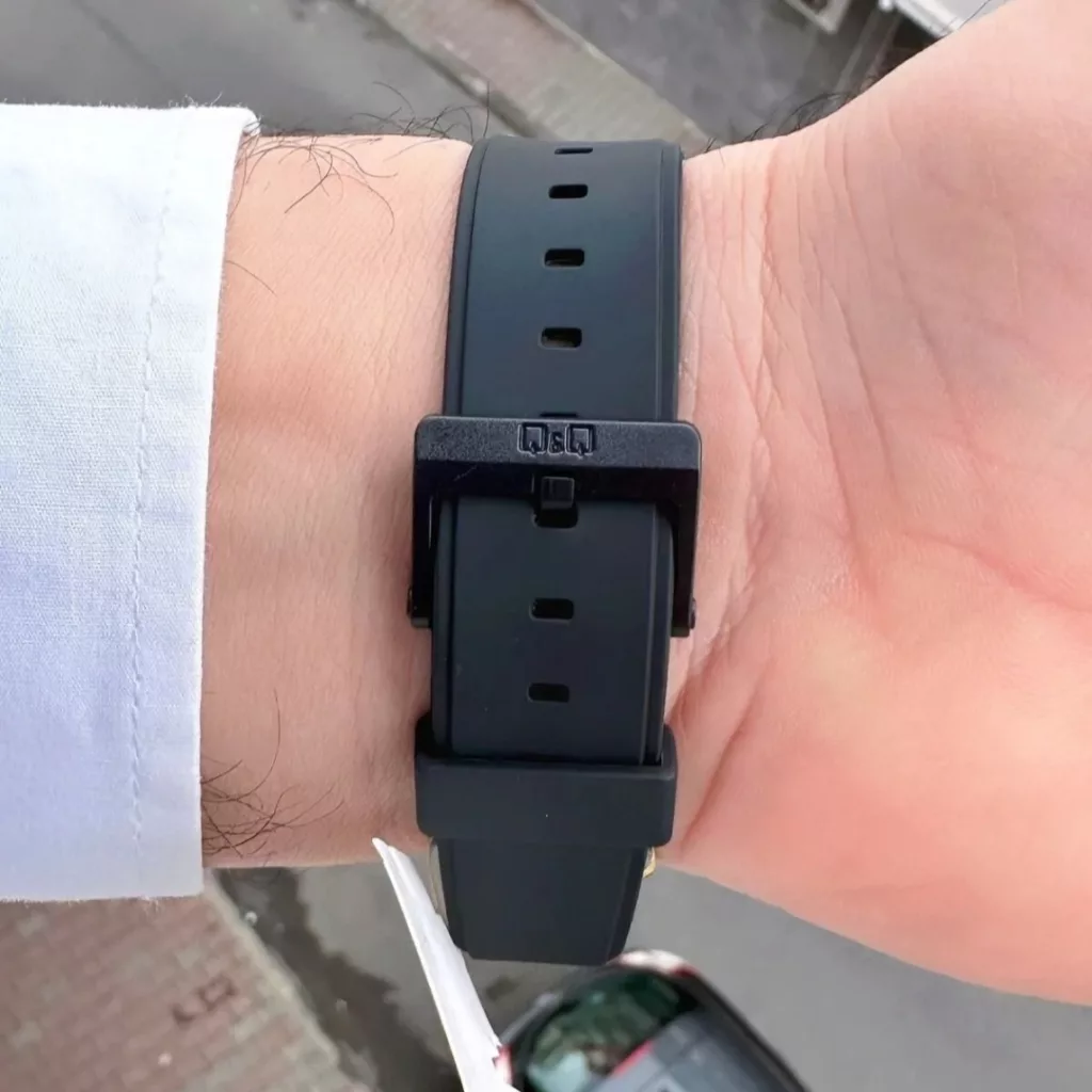 ساعت مچی عقربه‌ای کوارتز مردانه کیو اند کیو مدل بند پیو کد Q2