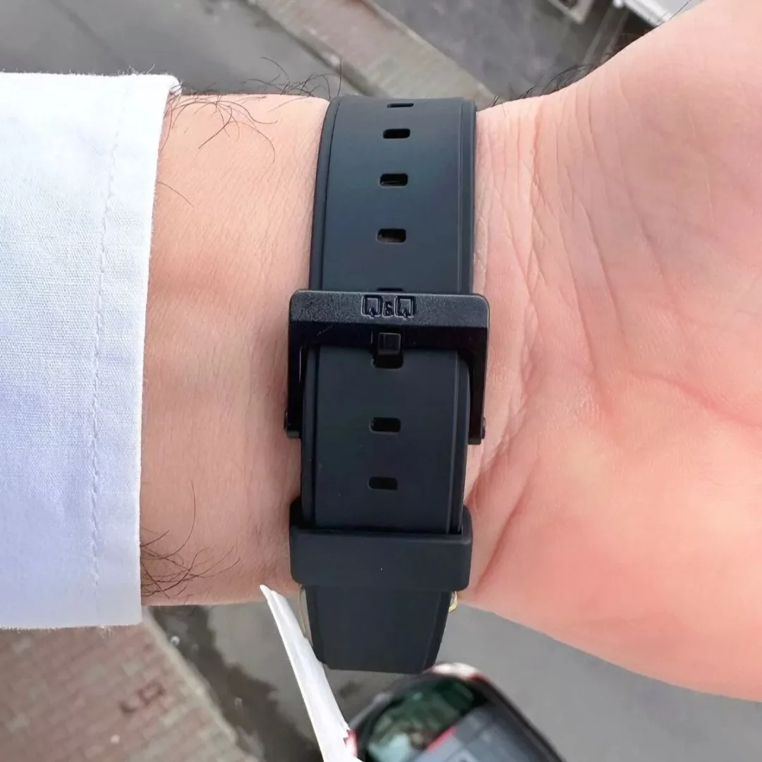 ساعت مچی عقربه‌ای کوارتز مردانه کیو اند کیو مدل بند پیو کد Q2