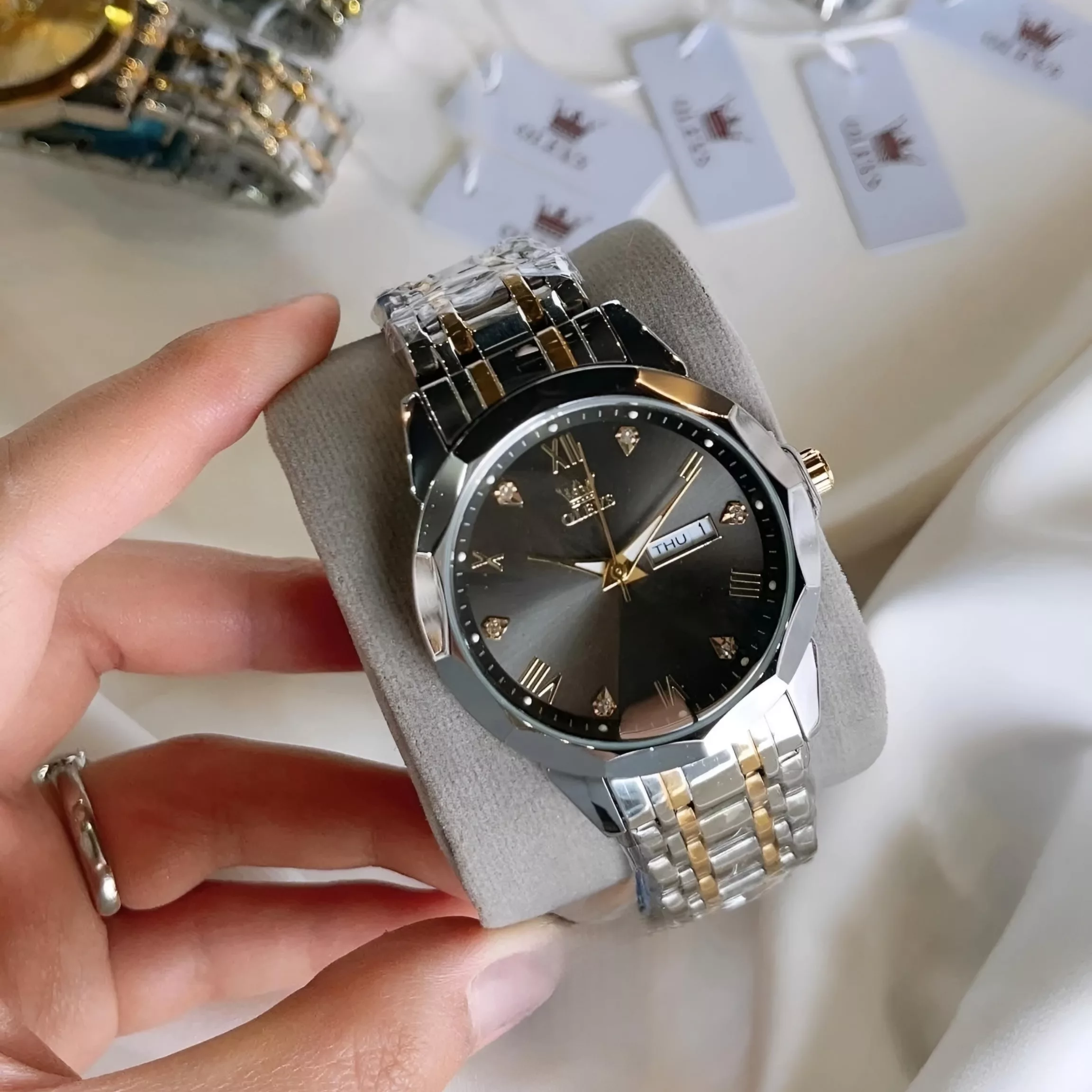 ساعت مچی عقربه‌ای کوارتز مردانه اُ لِوز مدل کلاسیک تک موتوره دی دیت بند استیل کد ۵